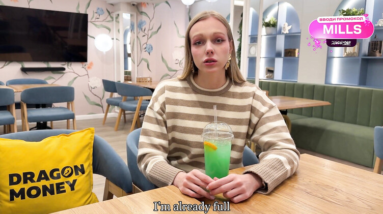 Шлюховатая русская девушка из Тиндера трахается в туалете кафе с парнем