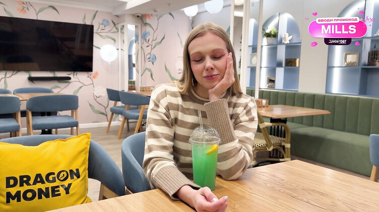 Шлюховатая русская девушка из Тиндера трахается в туалете кафе с парнем