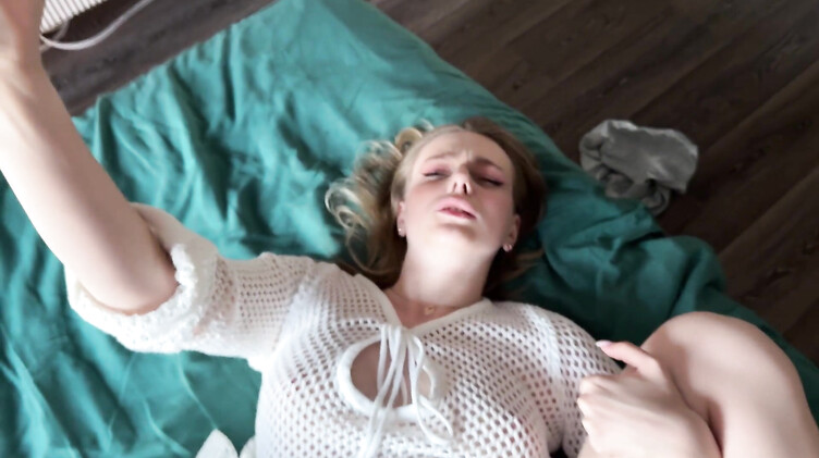 Мстительная русская блондинка изменяет парню со сводным братом за его измену