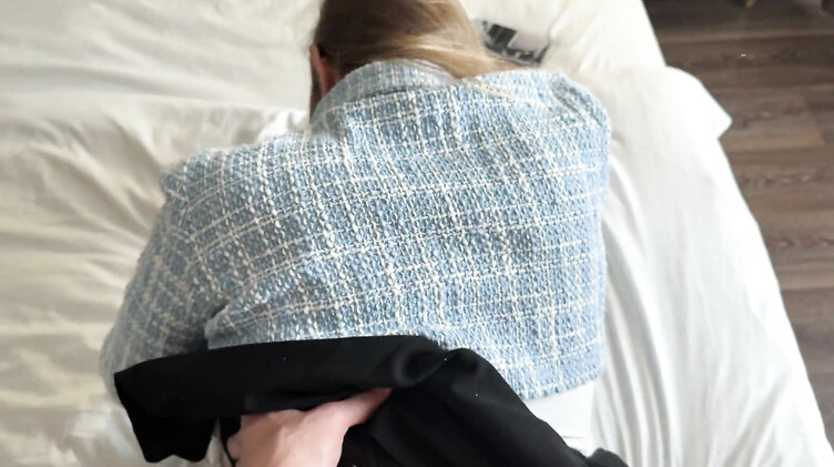 Первокурсница после загула на 1 сентября трахается дома со сводным братом