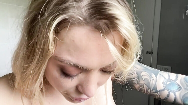 Фигуристая блондинка Misha Maver растягивает пальчиками анальную дырочку