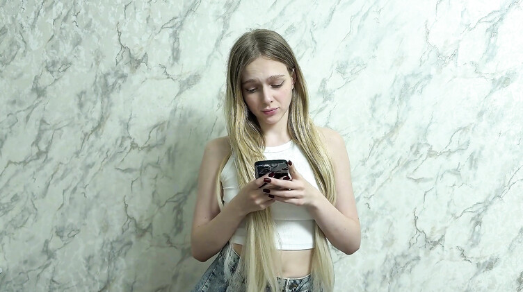 Сводный брат выебал сексуальную сестру увидев ее нюдсы в интернете