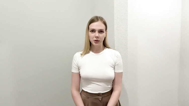 Знакомство с новой соседкой завершилось минетом в подъезде и еблей дома