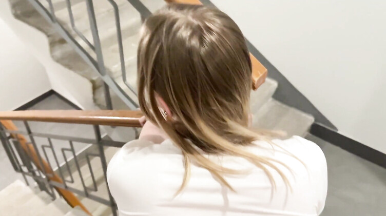 Знакомство с новой соседкой завершилось минетом в подъезде и еблей дома