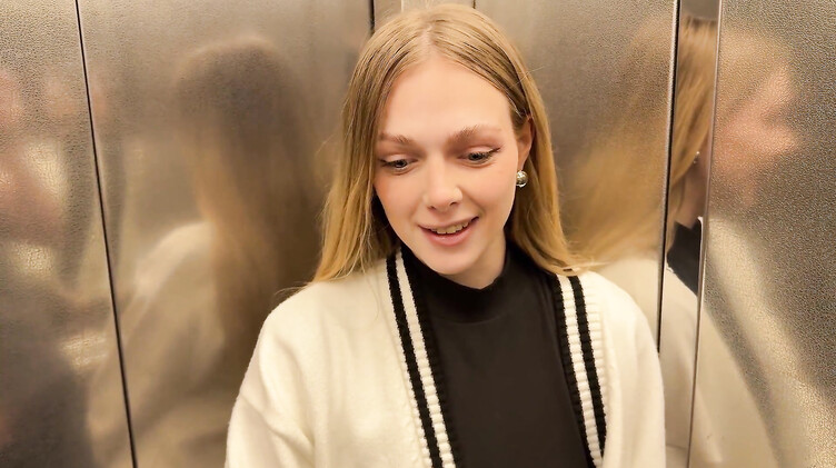 Русский парень встретил в лифте бывшую одноклассницу и спровоцировал ее измену