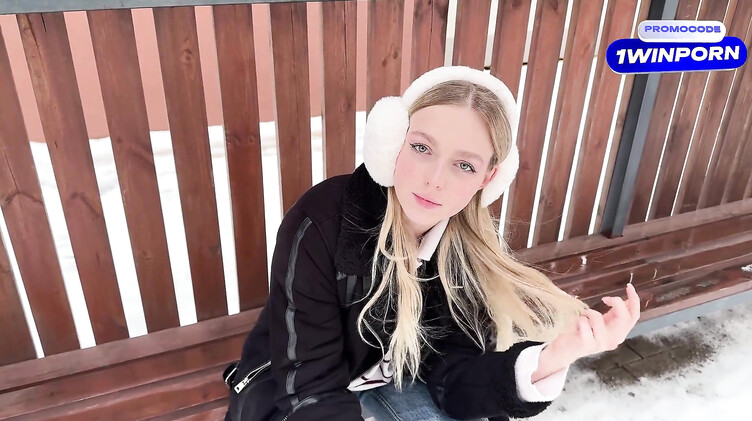 Тупая русская пизда отдалась незнакомому парню за коробку от iPhone