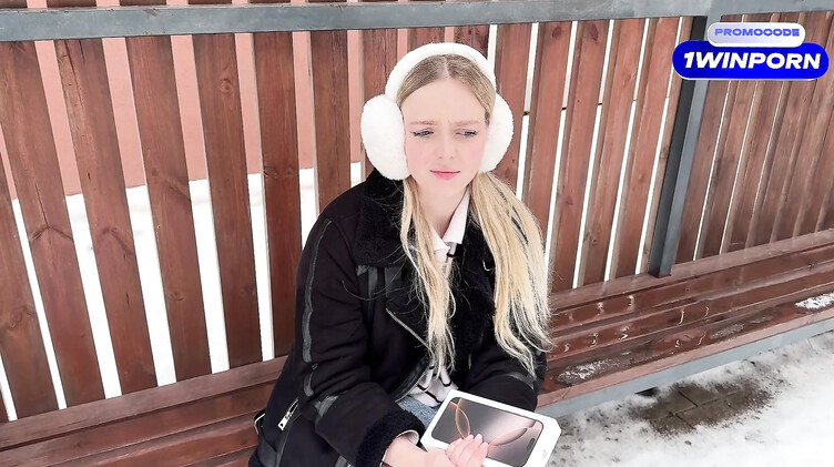 Тупая русская пизда отдалась незнакомому парню за коробку от iPhone