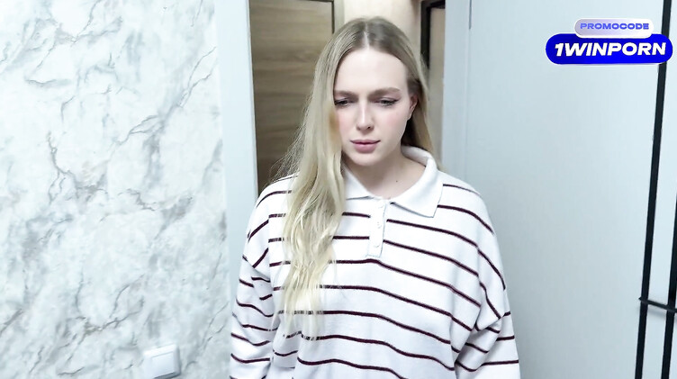 Тупая русская пизда отдалась незнакомому парню за коробку от iPhone