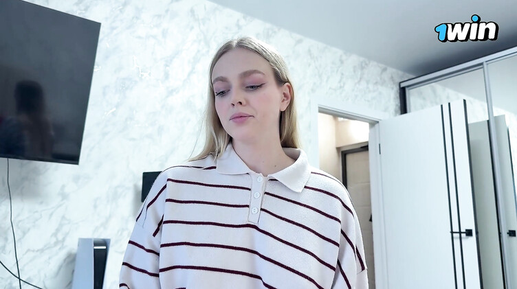 Тупая русская пизда отдалась незнакомому парню за коробку от iPhone