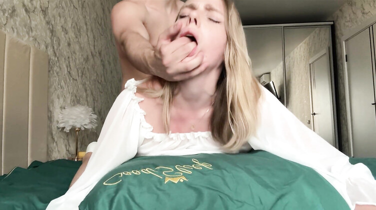 Застряла: Голая мачеха с анальной пробкой в жопе застряла в кровати и оттрахана пасынком