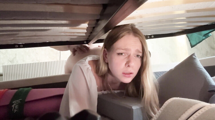 Голая мачеха с анальной пробкой в жопе застряла в кровати и оттрахана пасынком