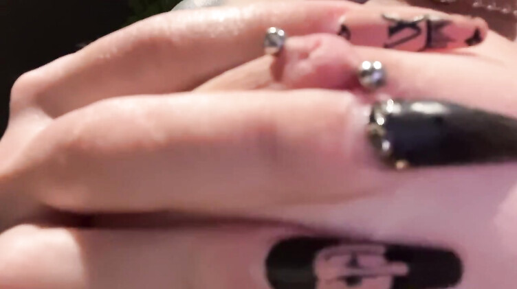 В душе: Горячая сисястая блондинка в душе скачет на дилдо под красивую музыку