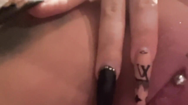 Горячая сисястая блондинка в душе скачет на дилдо под красивую музыку