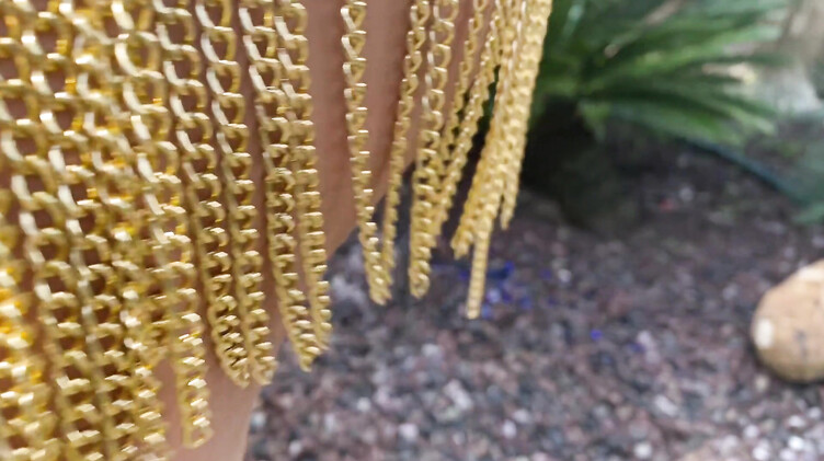 Эротический танец в джунглях от полуголой красотки и мастурбация пальчиками