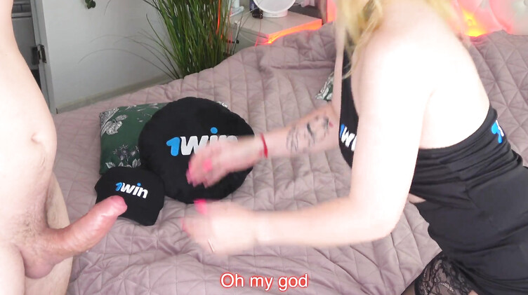 Русская жена с красивой жопой ебется раком с хахалем болтая с мужем по мобилке