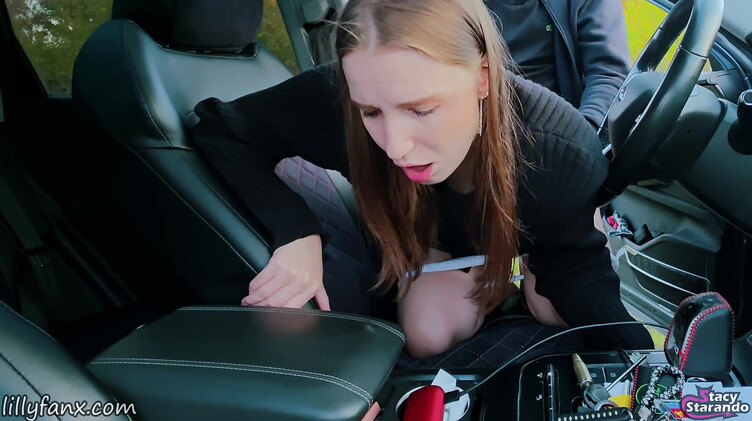 Легкомысленная русская девка публично трахается в машине с эксгибиционистом