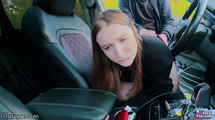 Легкомысленная русская девка публично трахается в машине с эксгибиционистом