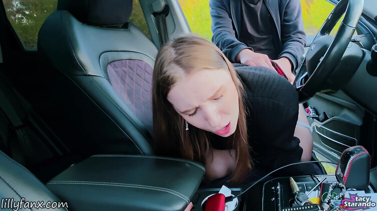 Легкомысленная русская девка публично трахается в машине с эксгибиционистом