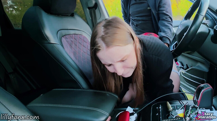 Легкомысленная русская девка публично трахается в машине с эксгибиционистом