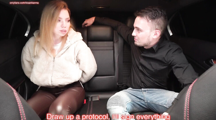 Нарушительница закона выплачивает штраф сексом в машине с полицейским