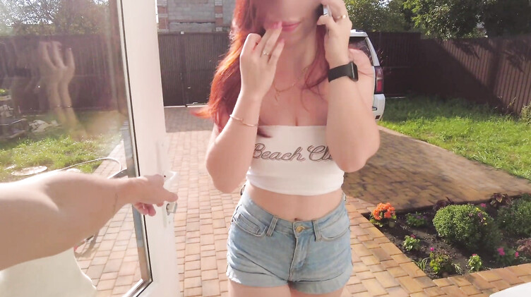 Парень выебал раком девку с красивой жопой пока она болтала по телефону