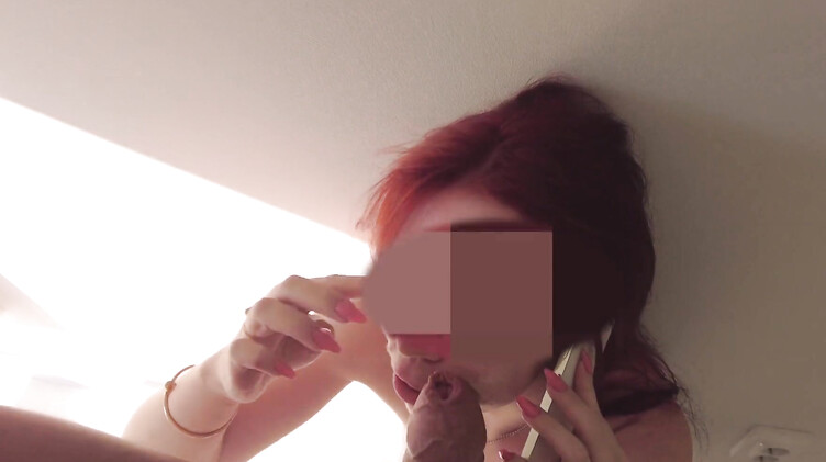 Парень выебал раком девку с красивой жопой пока она болтала по телефону