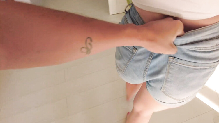 Парень выебал раком девку с красивой жопой пока она болтала по телефону