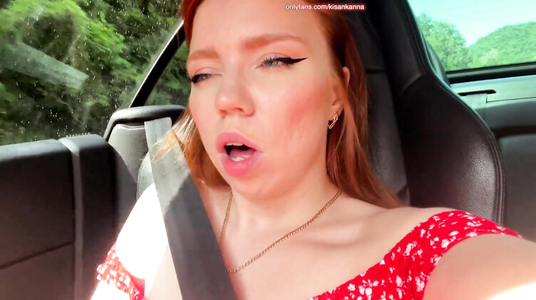 Рыжая красотка в машине мастурбирует киску до огазма на селфи ракурс