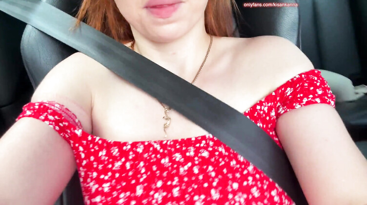 Рыжая красотка в машине мастурбирует киску до огазма на селфи ракурс