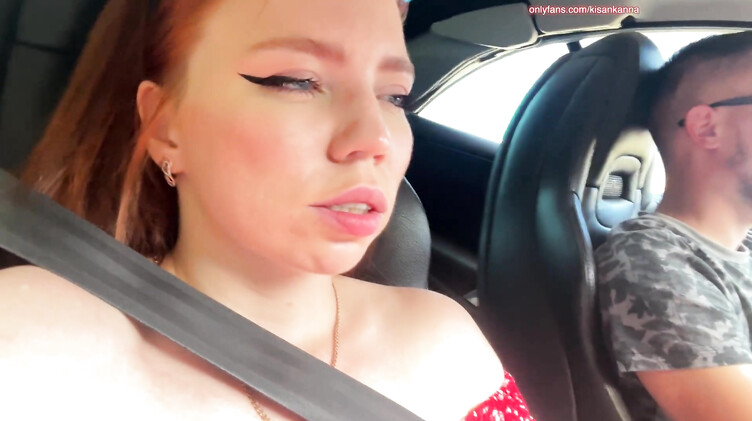 Рыжая красотка в машине мастурбирует киску до огазма на селфи ракурс