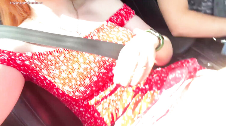 Рыжая красотка в машине мастурбирует киску до огазма на селфи ракурс