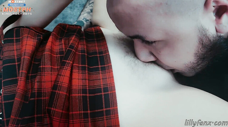 Лысый русский парень раб вылизывает пизду своей госпожи за непомытую посуду