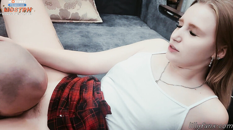 Лысый русский парень раб вылизывает пизду своей госпожи за непомытую посуду