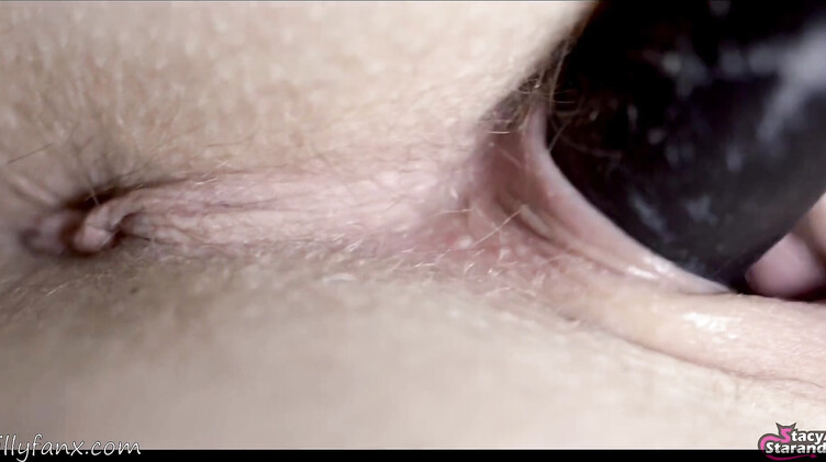 Бритая киска русской девушки крупным планом во время домашней мастурбации