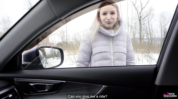 Рассеянная русская блондинка сосет член таксиста за бесплатную поездку