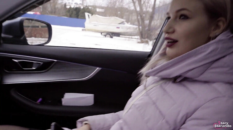 Рассеянная русская блондинка сосет член таксиста за бесплатную поездку