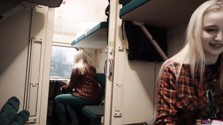 Легкодоступная русская попутчица сделала минет незнакомому парню в купе поезда