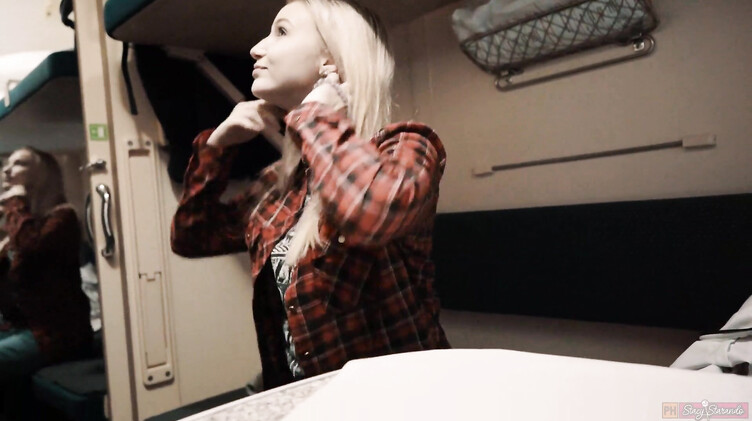 Легкодоступная русская попутчица сделала минет незнакомому парню в купе поезда