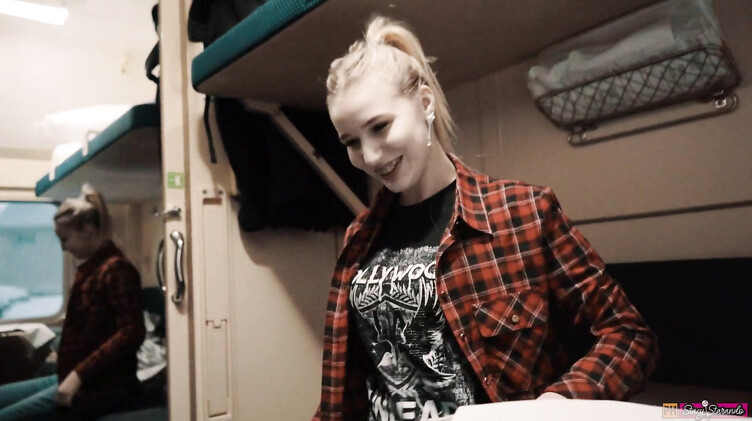 Легкодоступная русская попутчица сделала минет незнакомому парню в купе поезда