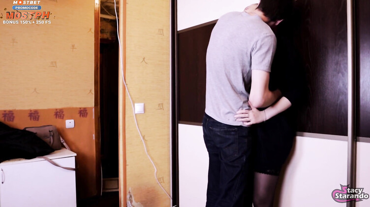 Злобный сводный брат наказал сексом загулявшую сестру в черных чулках