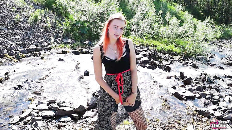 Дикий секс на столе в лесистой местности с рыжеволосой русской девушкой