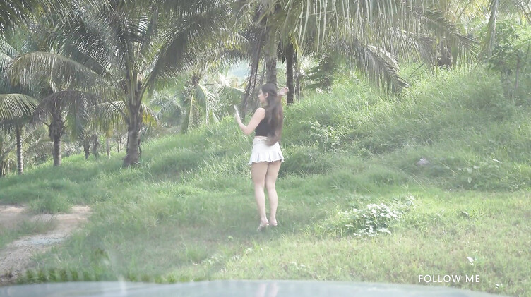 Русский парень после ссоры с девушкой трахает в рот подругу в своей машине