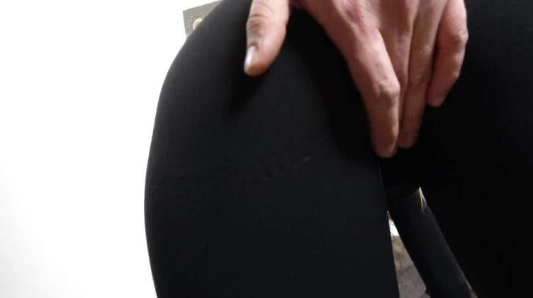 Возбужденный фетишист дрочит большой член на сексуальную девушку в лосинах