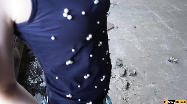 Рисковая блондинка с красивой жопой трахается на заброшке со своим парнем