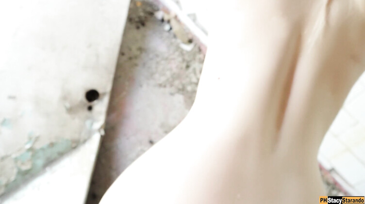 Рисковая блондинка с красивой жопой трахается на заброшке со своим парнем