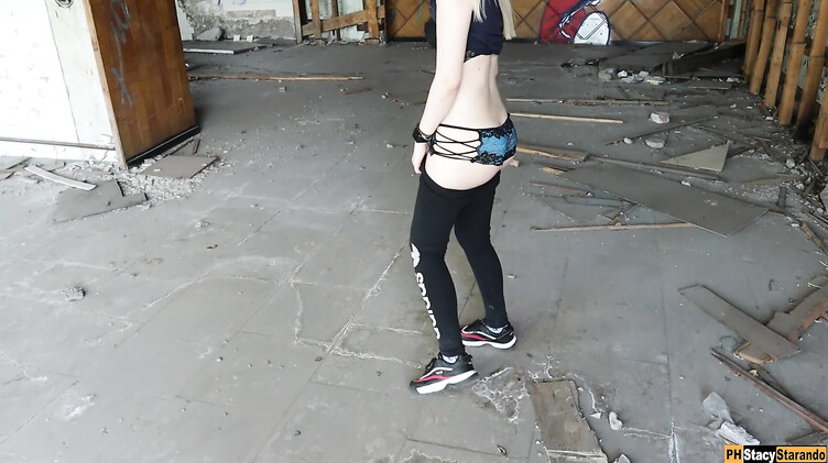 Рисковая блондинка с красивой жопой трахается на заброшке со своим парнем