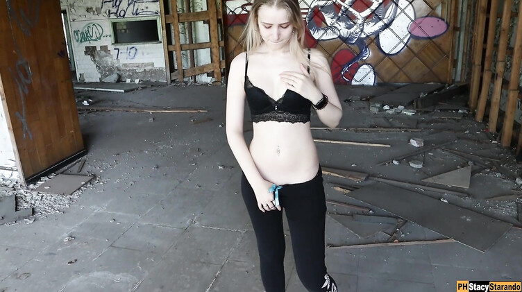 Рисковая блондинка с красивой жопой трахается на заброшке со своим парнем