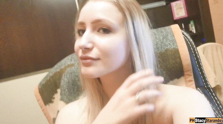 Игривая русская блондинка снимает на селфи камеру домашний минет парню