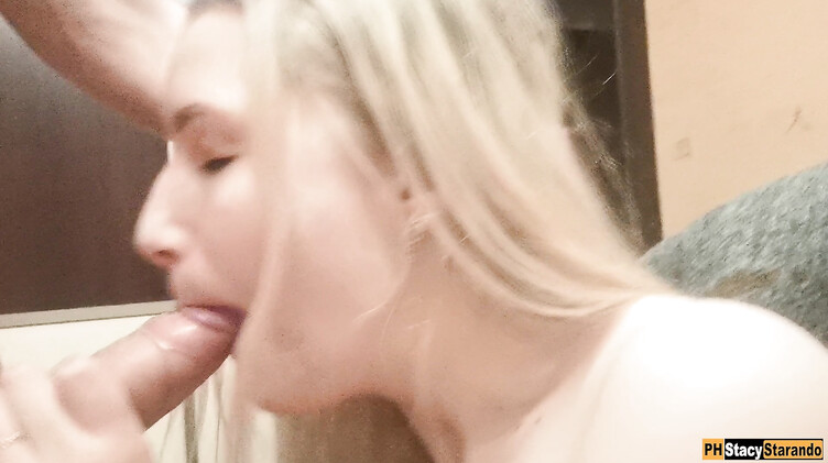 Игривая русская блондинка снимает на селфи камеру домашний минет парню