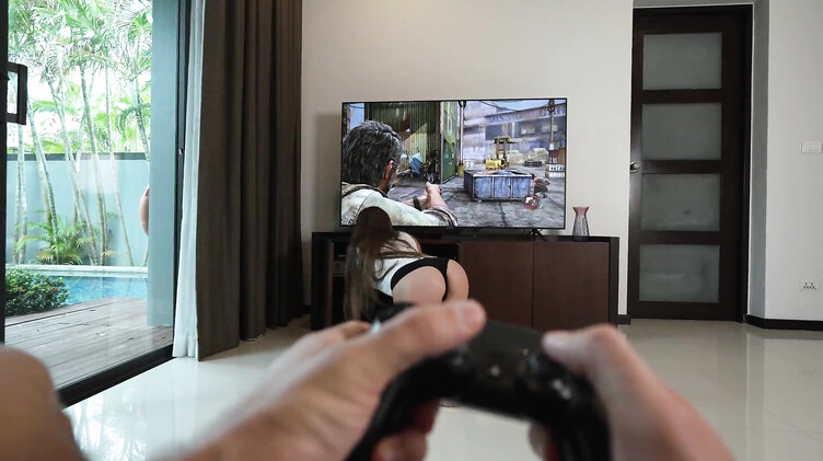 Девушка с красивой попкой соблазнила на секс парня играющего в The Last of Us